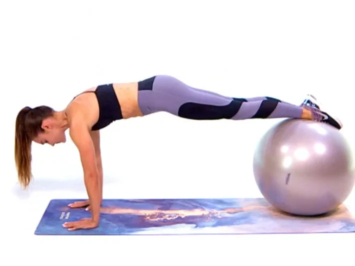 Фитнес топката се завръща: 5 упражнения, които заменят Пилатес