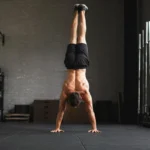 Тази тренировка със стойка на ръце обръща фитнес рутината ти с главата надолу