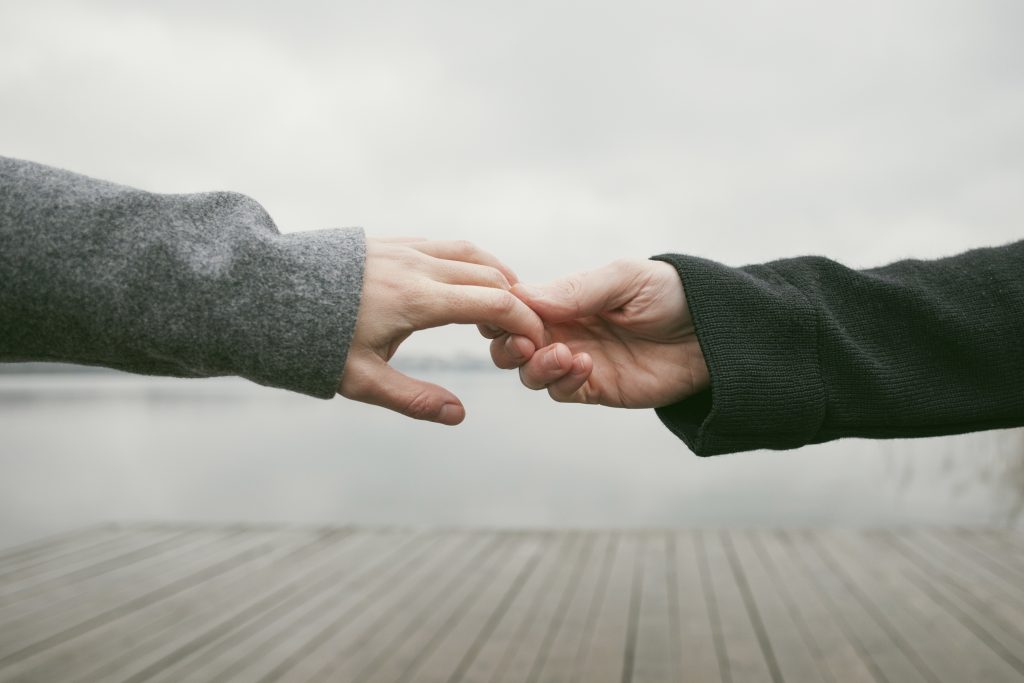 От любов към теб... 7 front view couple hands concept