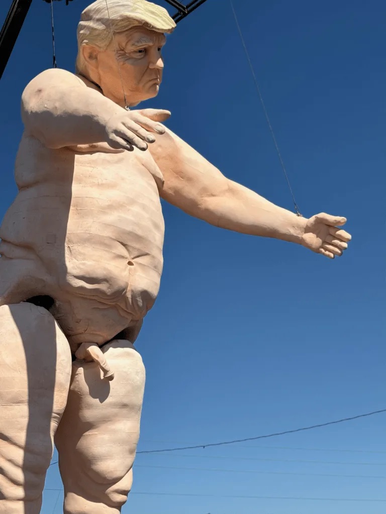 13-метрова гола статуя на Тръмп ще обикаля САЩ в предизборен тур 5 13-метрова гола статуя на Тръмп ще обикаля САЩ в предизборен тур