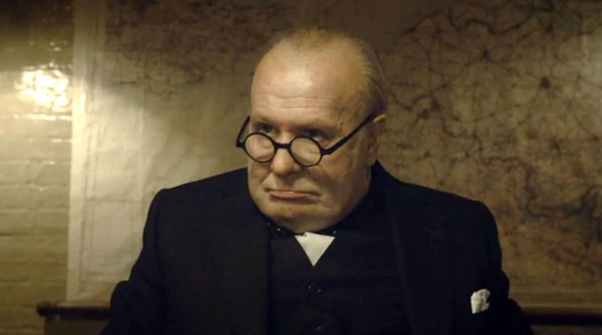 Гари Олдман в образа на Уилям Чърчил.