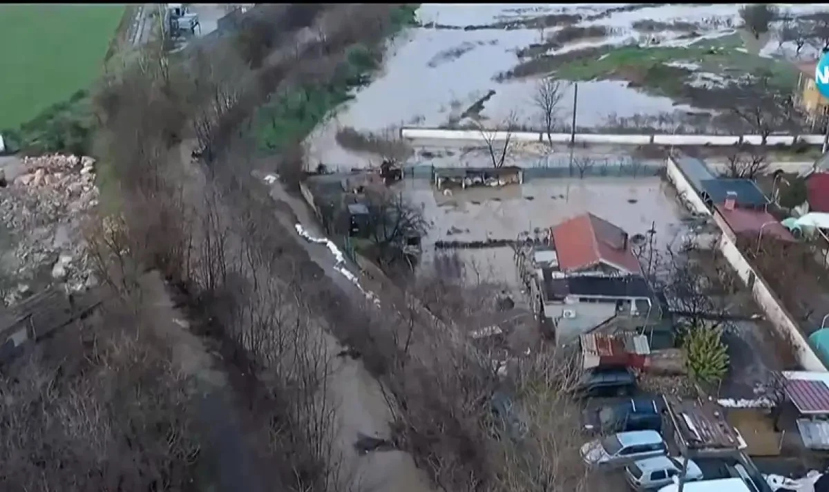 Жители на наводненото на 25 декември село Гелеменово се събраха