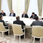 Руският президент Владимир Путин, в центъра, се среща с иранския външен министър Абас Арагчи в Москва, Русия.