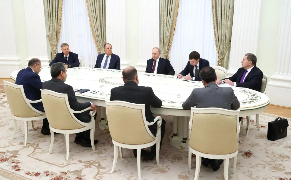 Руският президент Владимир Путин, в центъра, се среща с иранския външен министър Абас Арагчи в Москва, Русия.