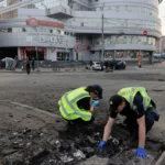 Полицаи изследват отломки в Киев