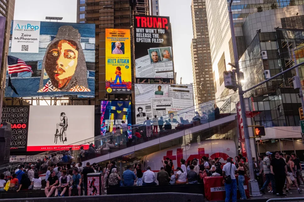 Билборд на Таймс Скуеър, призоваващ Тръмп да разсекрети досетиета Епстийн
