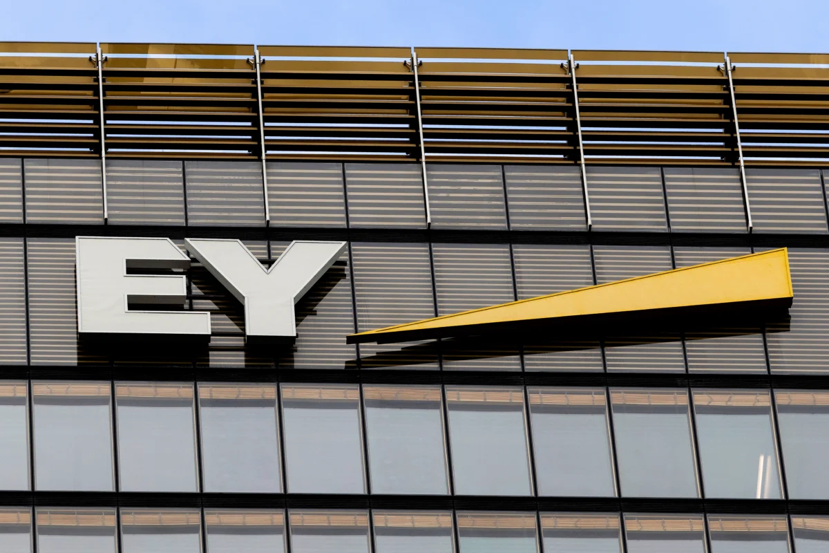 Ernst & Young отделя 100 млн. долара за бонуси за „човешки“ умения в ерата на изкуствения интелект