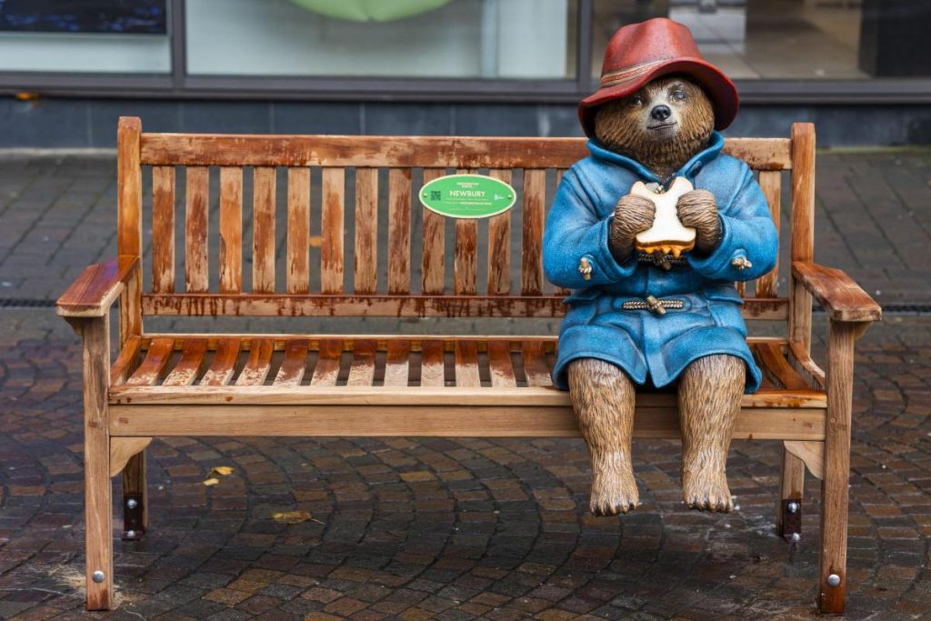 Статуя на Мечето Падингтън оживява в родния град на писателя Майкъл Бонд