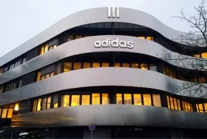Adidas съди над 100 сайта за продажба на фалшификати