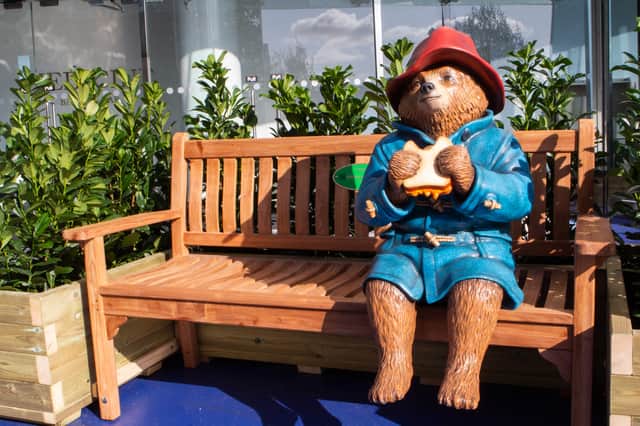 Статуя на Мечето Падингтън оживява в родния град на писателя Майкъл Бонд