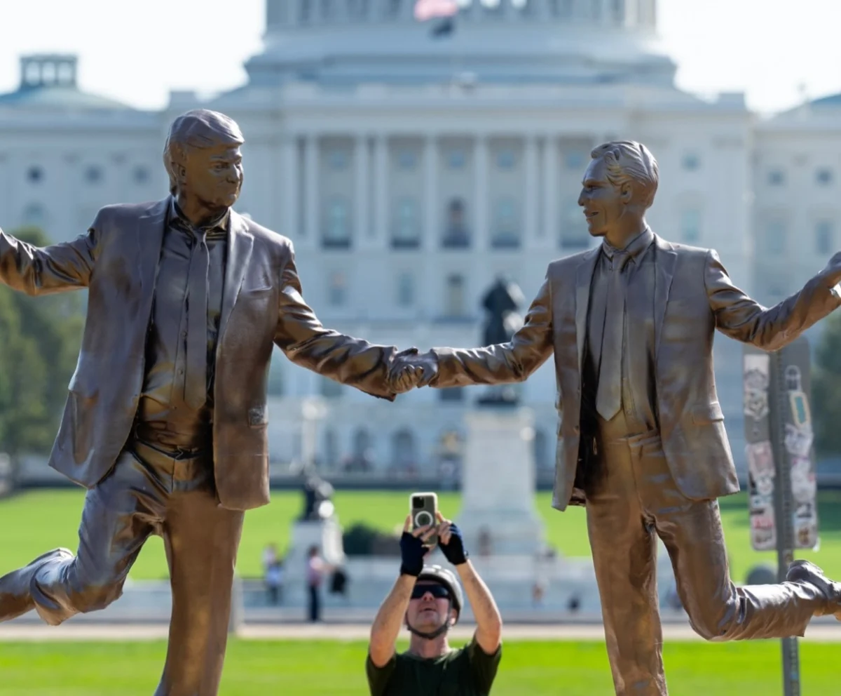 Статуя на Доналд Тръмп и Джефри Епстийн хванати за ръце осъмна пред Белия дом