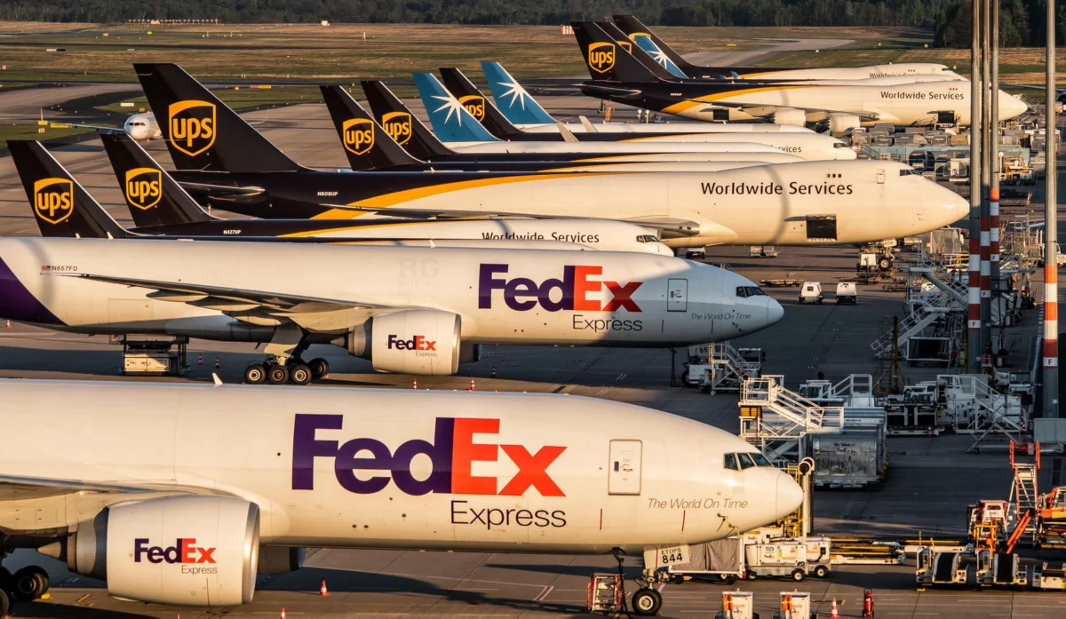 FedEx отново ще доставя големи пратки за Amazon