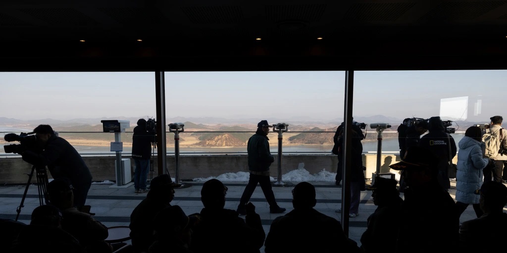 Starbucks отваря кафене с изглед към Северна Корея