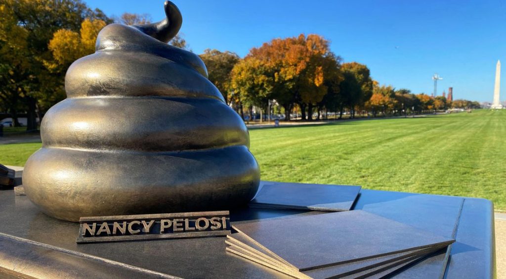 Скулптура на изпражнение във Вашингтон осмива щурма на Капитолия 3 Скулптура на изпражнение във Вашингтон осмива щурма на Капитолия