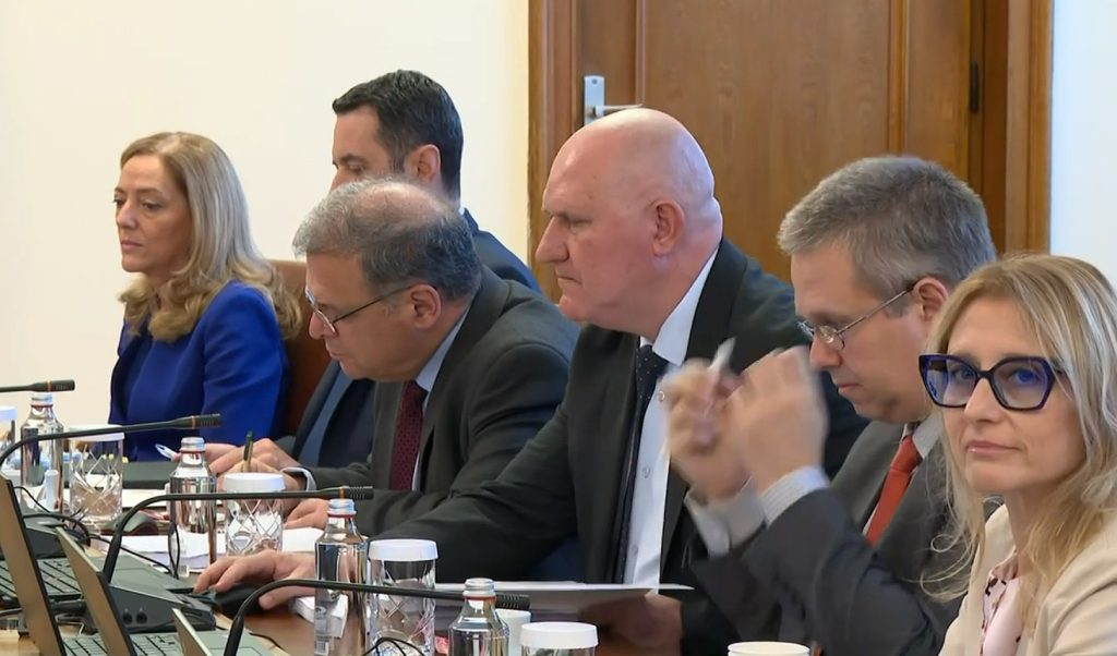 Кабинетът решава за инфраструктура за "Завод за производство на ски" 9 gnuk6o1