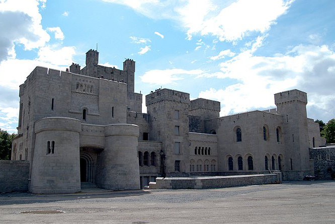 Замък показван в поредицата "Game of trones" се продава на части