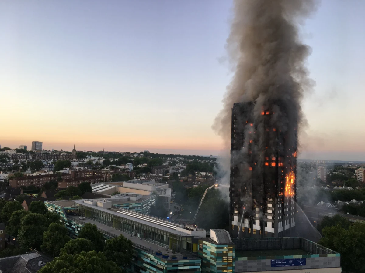 Лондон изпитва жилищна криза заради бюрокрация и скъпо строителство 1 grenfell tower fire wider view