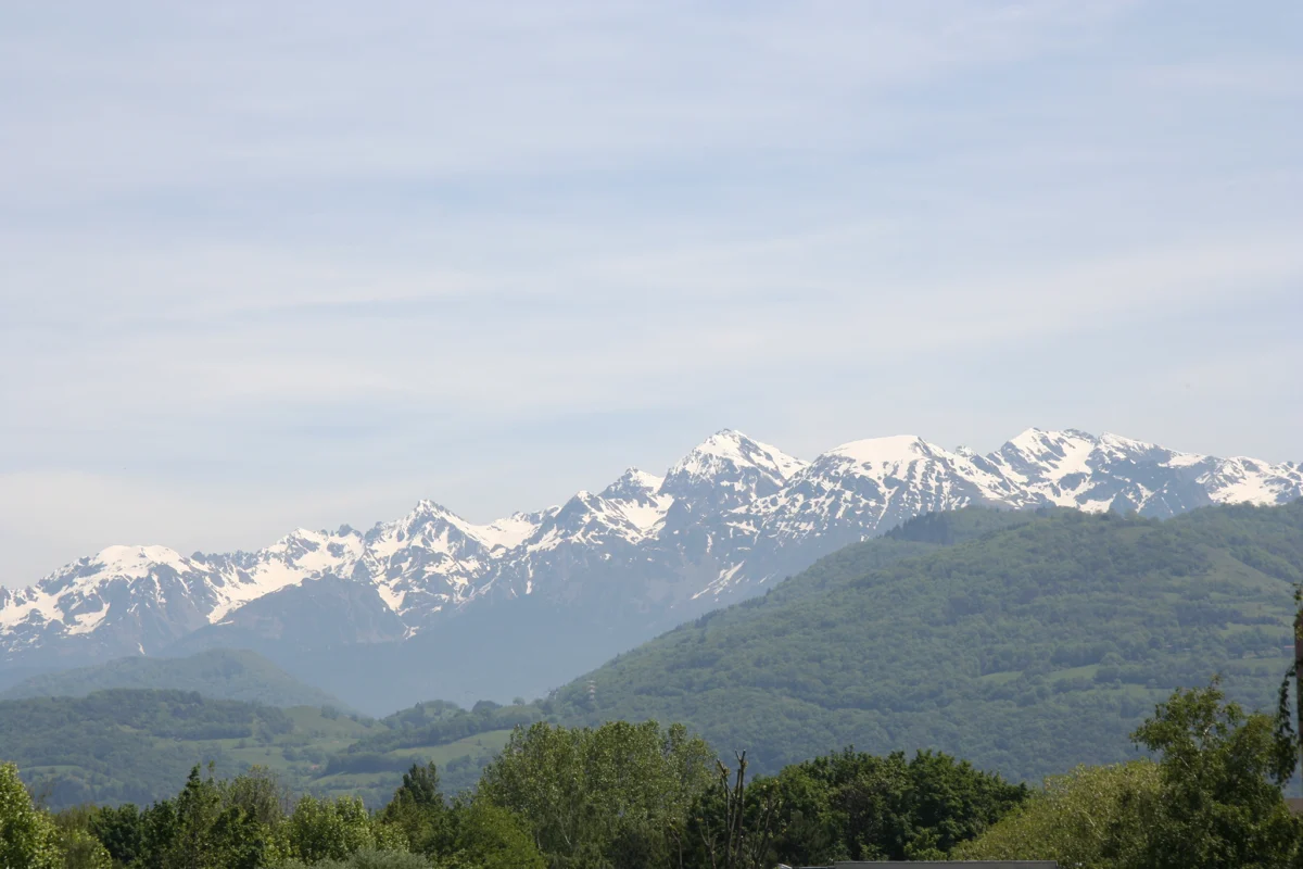 В скалистата прегръдка на Ронските Алпи са се сгушили очарователни