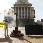 „Грийнпийс“ постави печка и соларен панел пред Министерския съвет в знак на протест срещу енергийната бедност