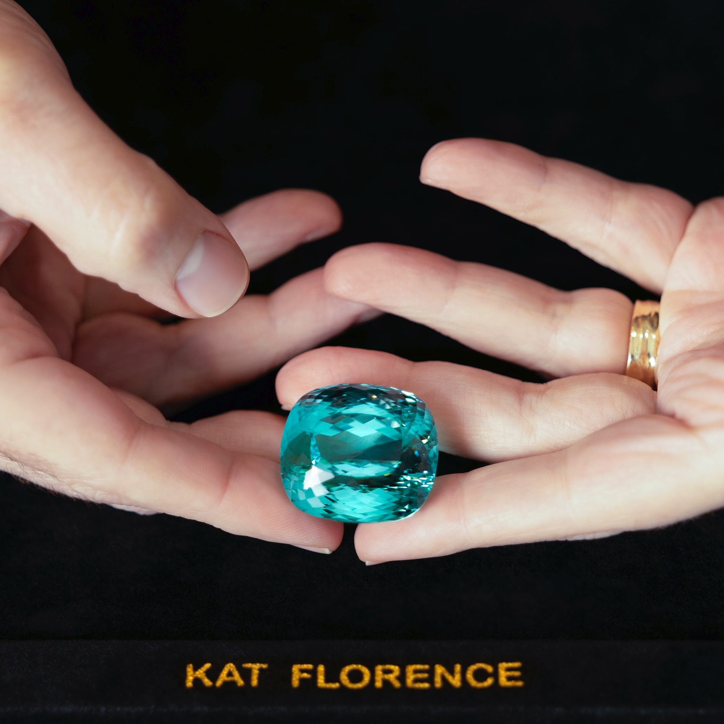 Скъпоценен камък турмалин тип Paraíba с тегло 182 карата отива на търг в Хонконг