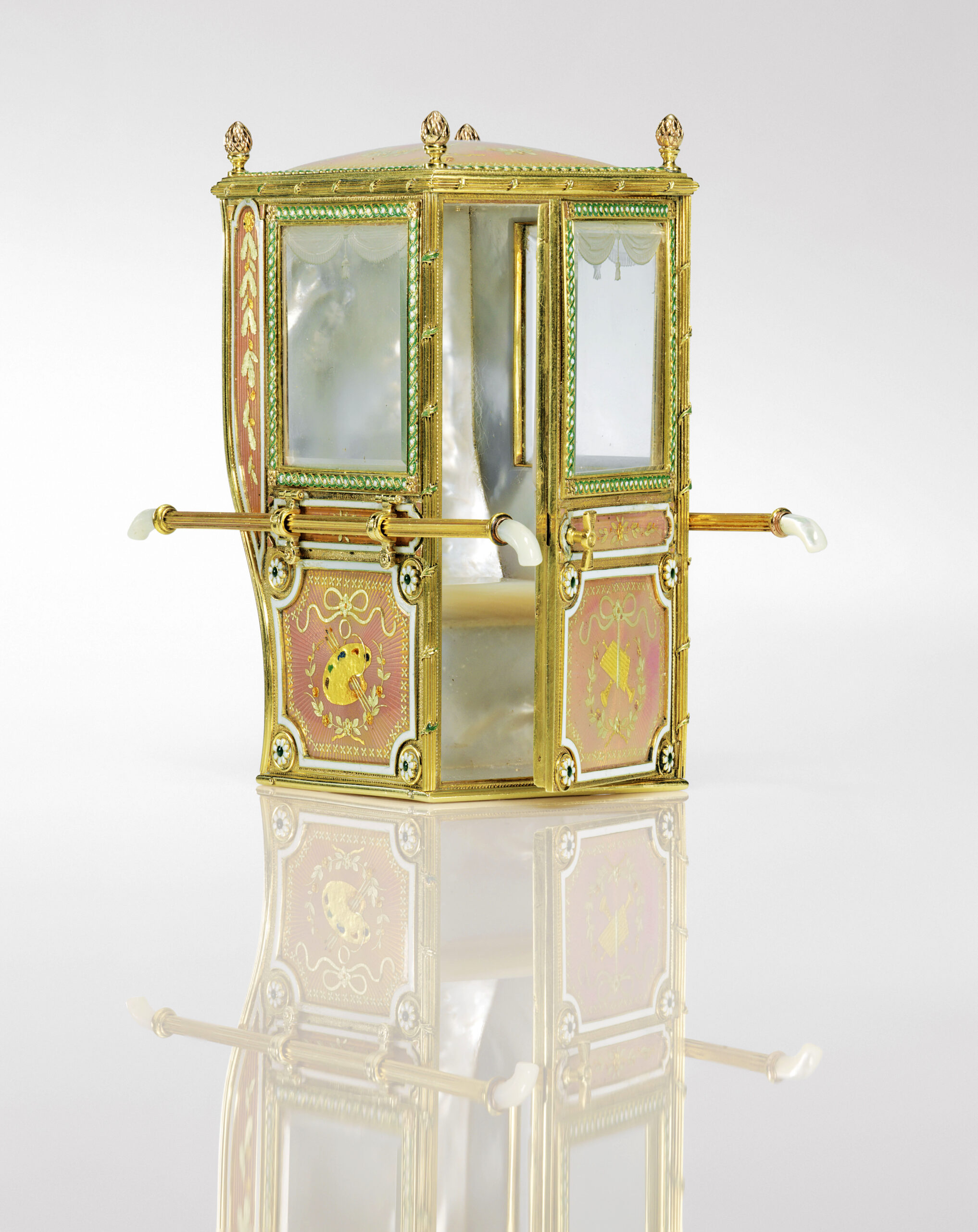Колекционерска миниатюрна носилка на Fabergé се очаква да достигне над 1 млн. долара на търг 1 Колекционерска миниатюрна носилка на Fabergé се очаква да достигне над 1 млн. долара на търг