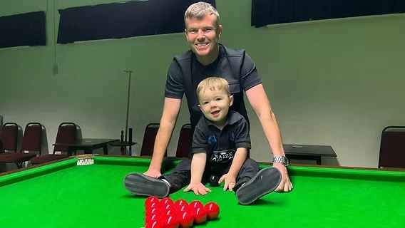 Двегодишният Джуд Оуенс стана най-младият човек с два снукър рекорда в историята на Гинес