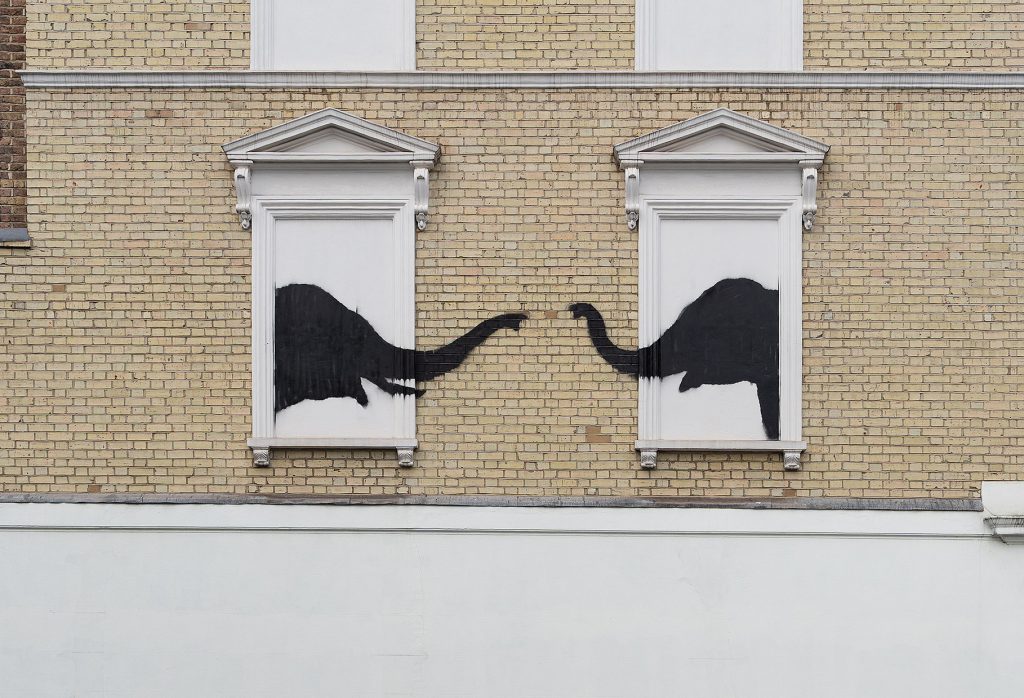 Защо Banksy избира точно тези стени?