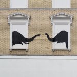Защо Banksy избира точно тези стени?