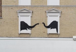 Защо Banksy избира точно тези стени?