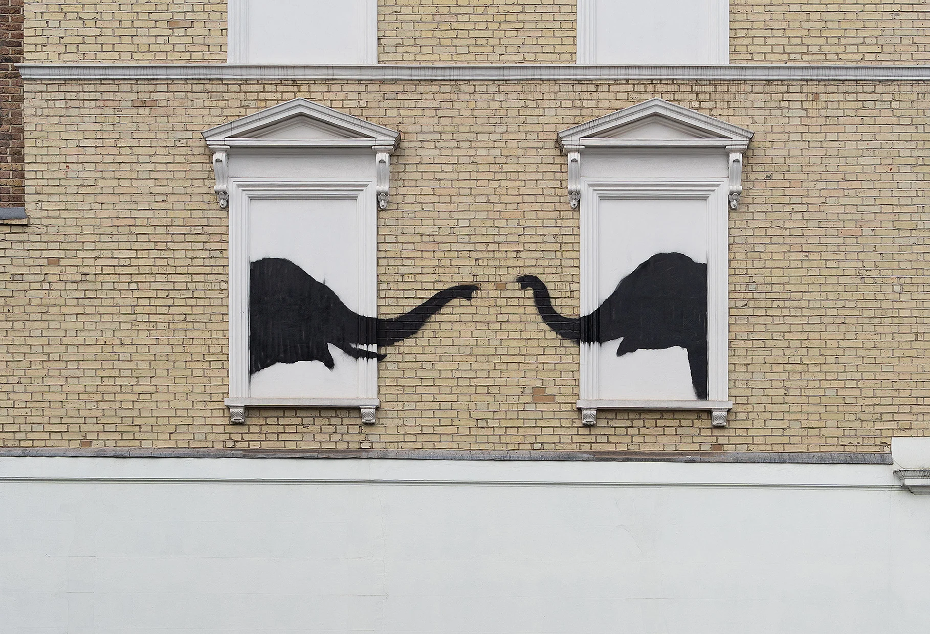 Защо Banksy избира точно тези стени?