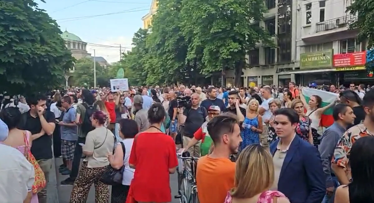 Започна протестът "Вън Сарафов, бухалката на Пеевски!" 2 hapjrj