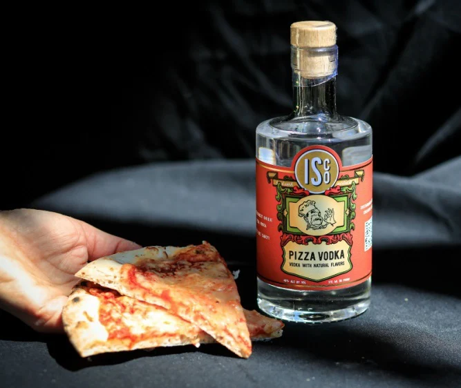 Дестилерията Industrious Spirit в Роуд Айлънд създаде водка с вкус на пица