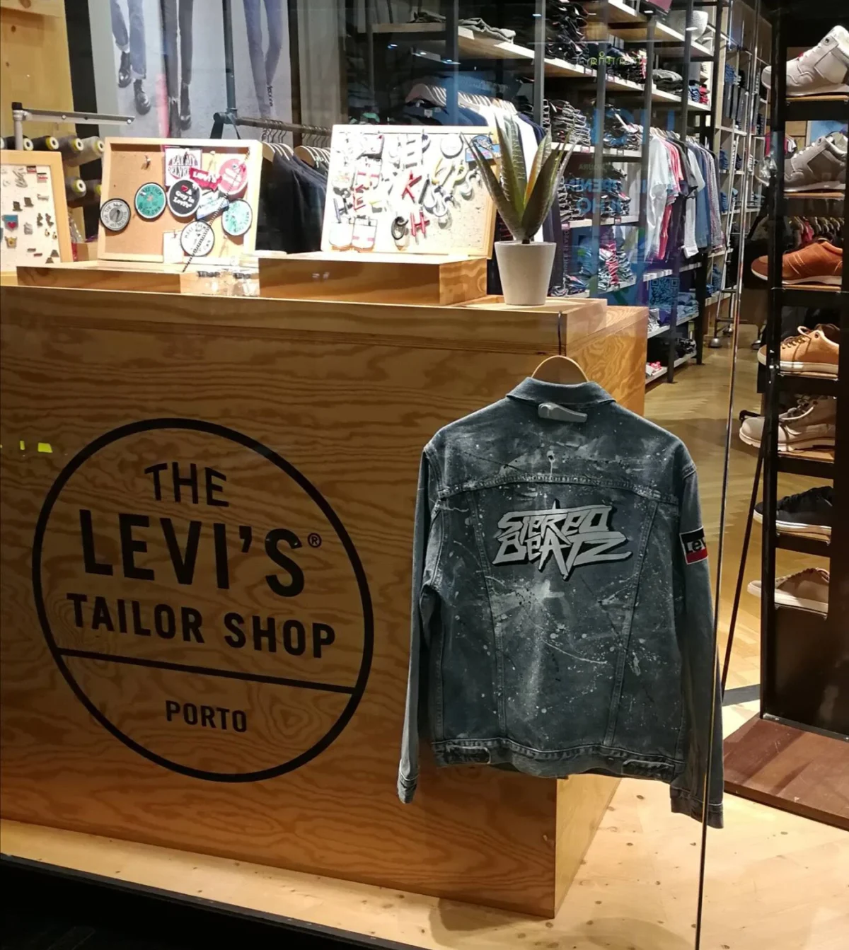 Levi Strauss продава Dockers на Authentic Brands Group за 311 млн. долара