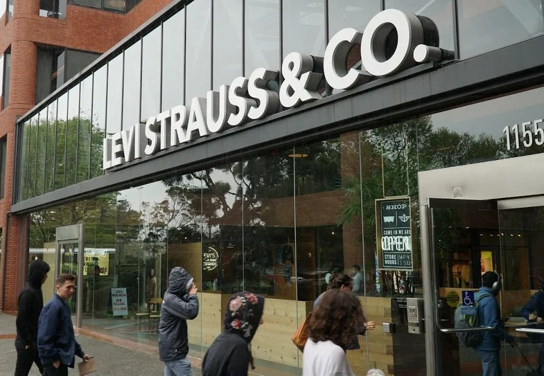 Levi Strauss продава Dockers на Authentic Brands Group за 311 млн. долара