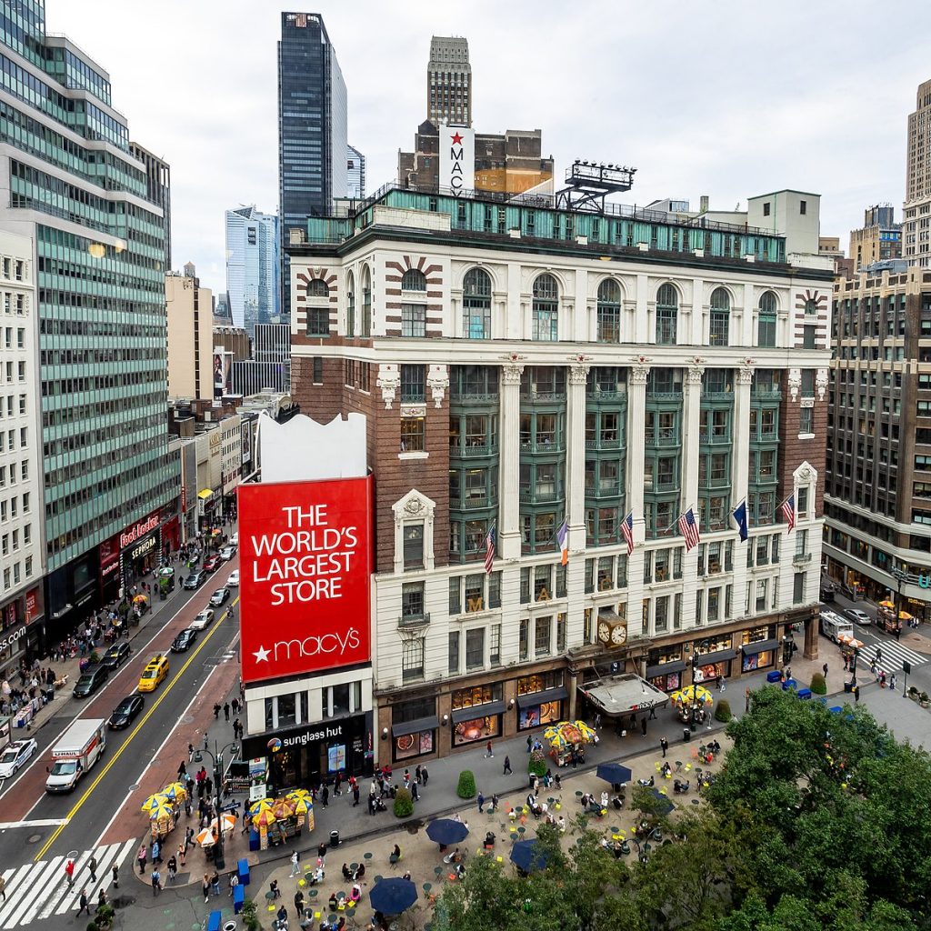 Веригата Macy's открива свой служител скрил разходи на стойност до 154 млн. долара