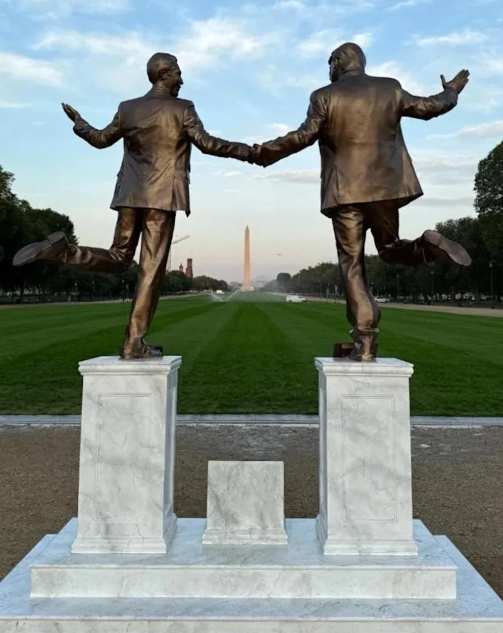 Статуя на Доналд Тръмп и Джефри Епстийн хванати за ръце осъмна пред Белия дом