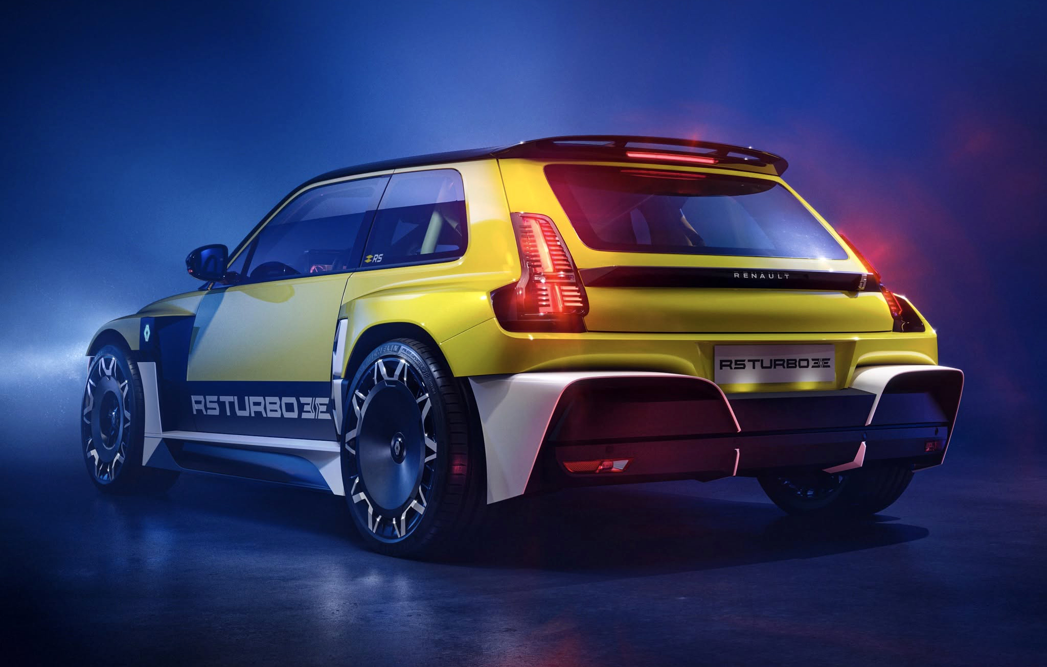  Новият Renault 5 Turbo 3E: електрическият хипер-хечбек и дрифт фантазия 