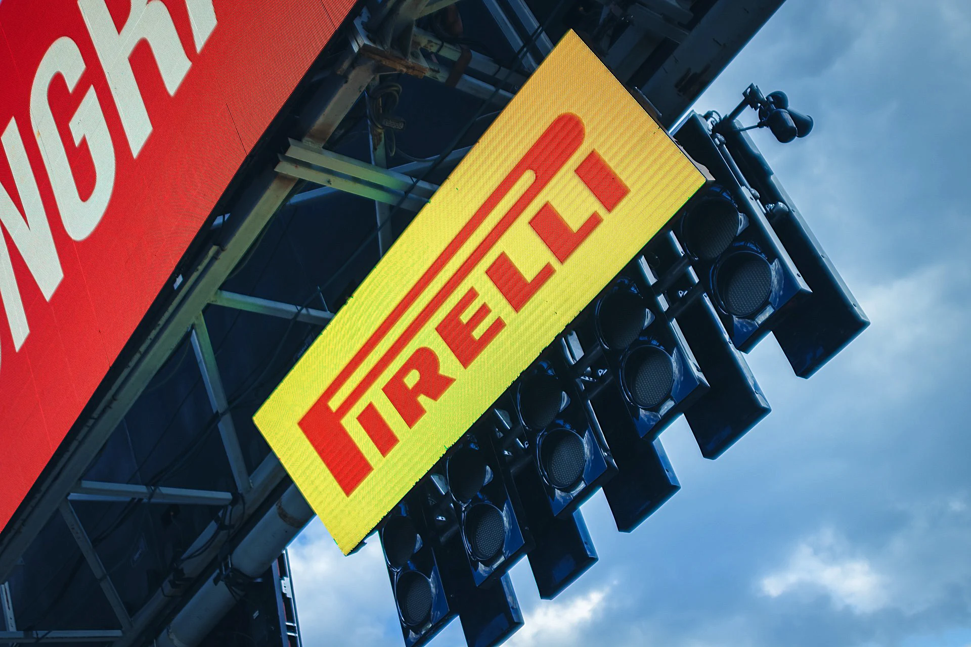 Италиански и китайски акционери в битка за управлението на Pirelli