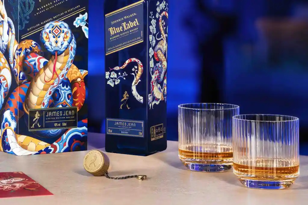 Johnnie Walker посреща Годината на змията с вдъхновяващ дизайн от Джеймс Джийн