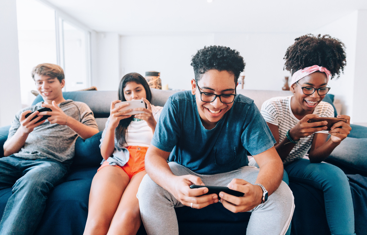 Франция ще забрани използването на социални медии за тийнейджъри под 15 г.