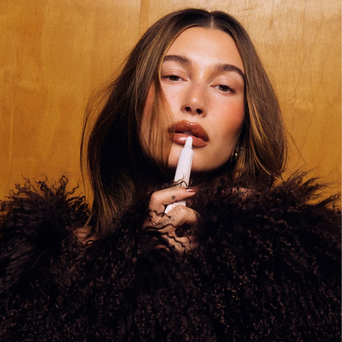 e.l.f. Beauty придобива марката на Хейли Бийбър - Rhode за 1 млрд. долара