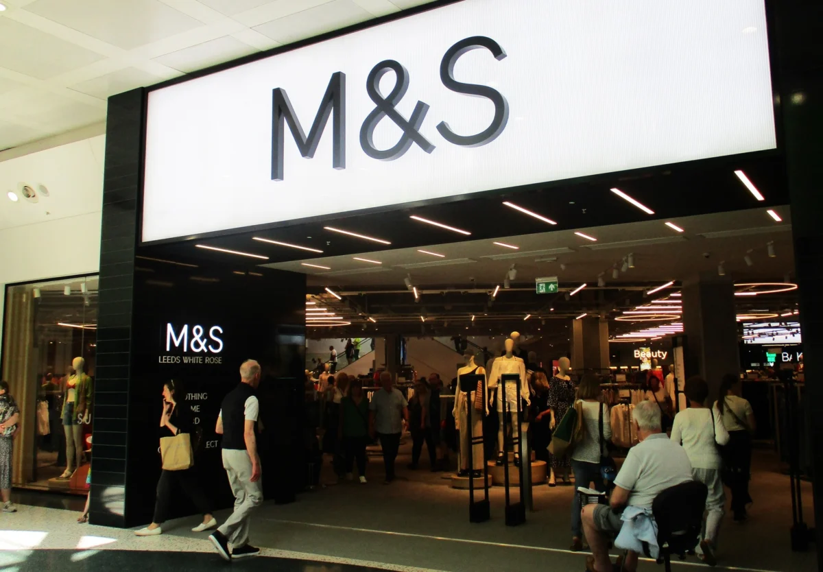 Магазините на Marks & Spencer във Великобритания се борят с кибератака