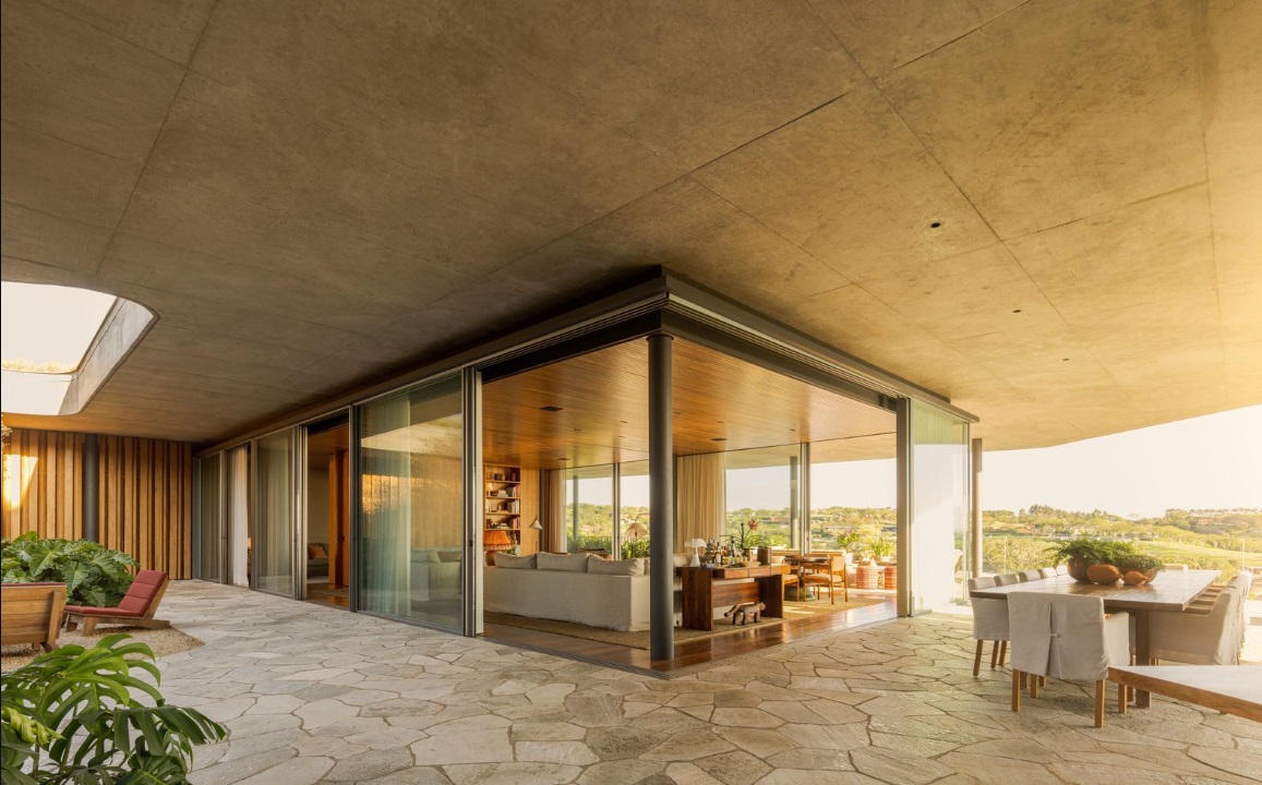 Холът и външната трапезария.