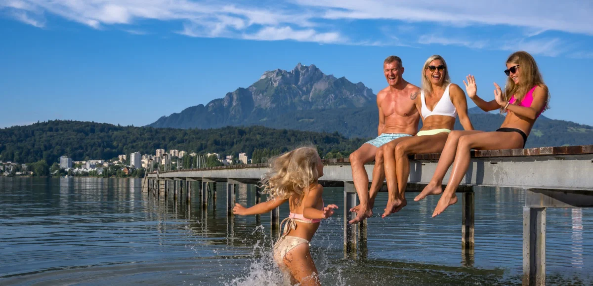 Хора се забавляват във Фирвалдщетското езеро при град Люцерн.