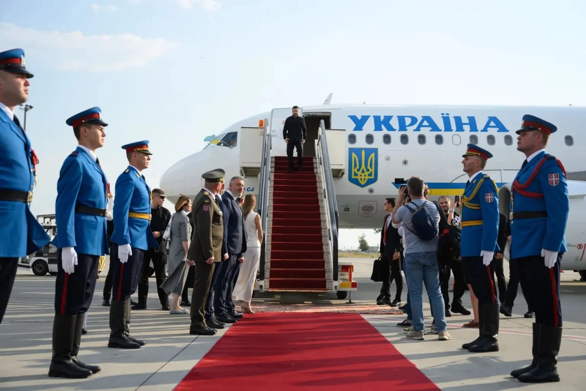 Зеленски пристигна в Сърбия за първото си официално посещение