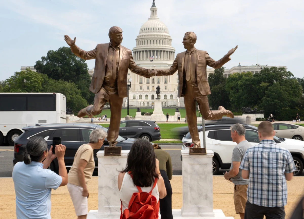 Статуя на Доналд Тръмп и Джефри Епстийн хванати за ръце осъмна пред Белия дом