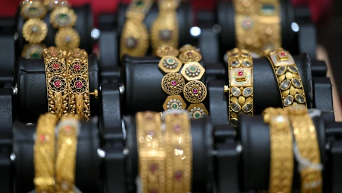 Сривът на златото и среброто се задълбочи след масовото закриване на залози за ръст на цените