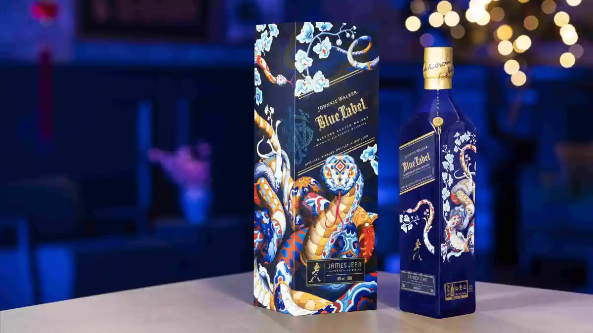 Johnnie Walker посреща Годината на змията с вдъхновяващ дизайн от Джеймс Джийн