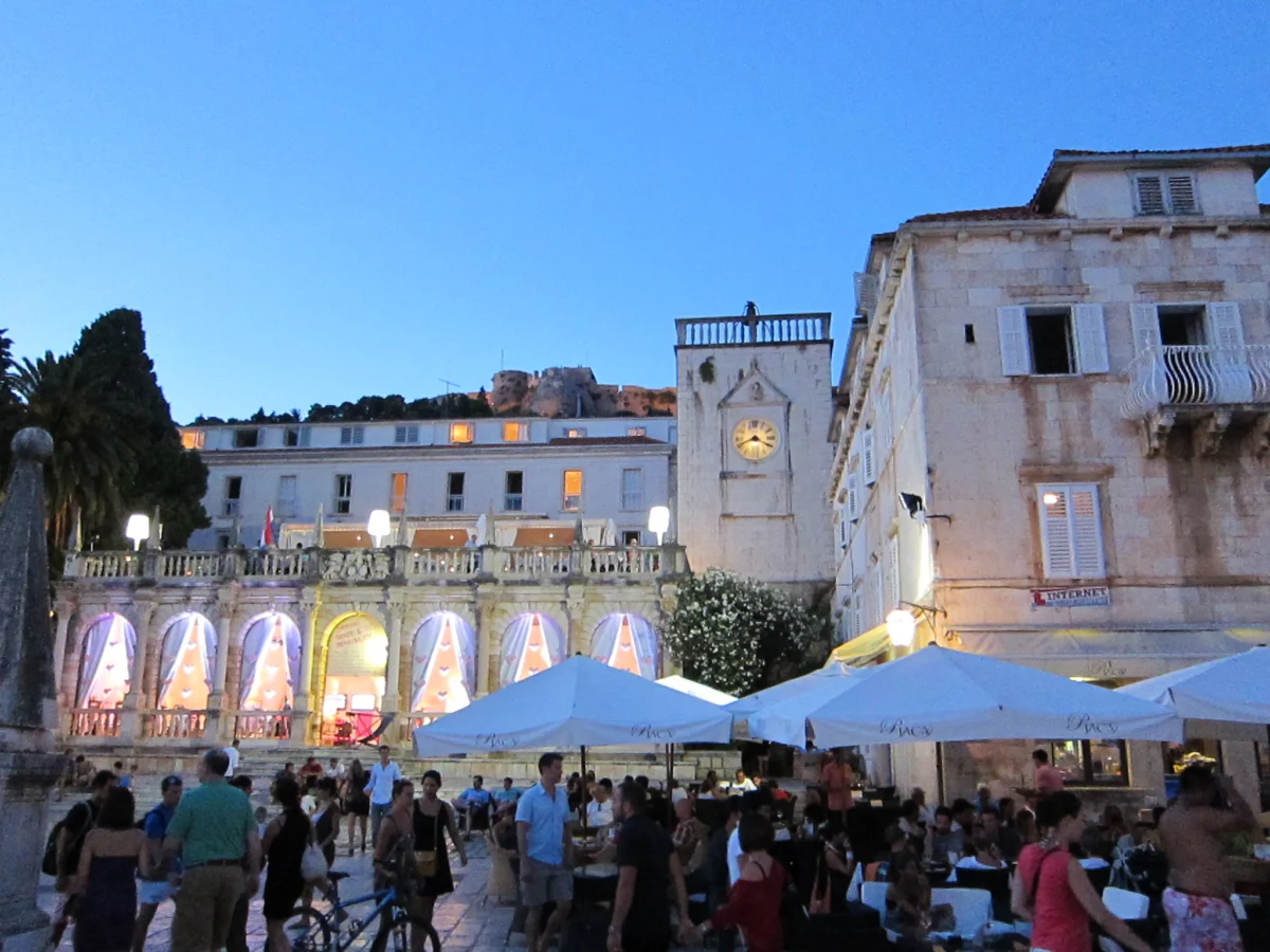 hvar s venecianskata lodjiq i chasovnikovata kula privecher