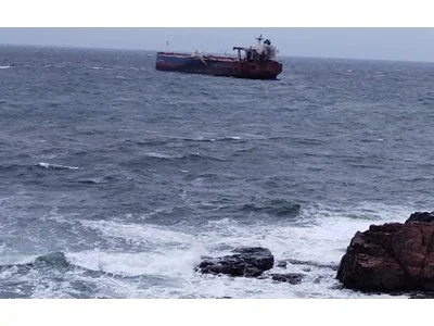 Десетчленният екипаж на танкера Кайрос плуващ под флага на Бенин